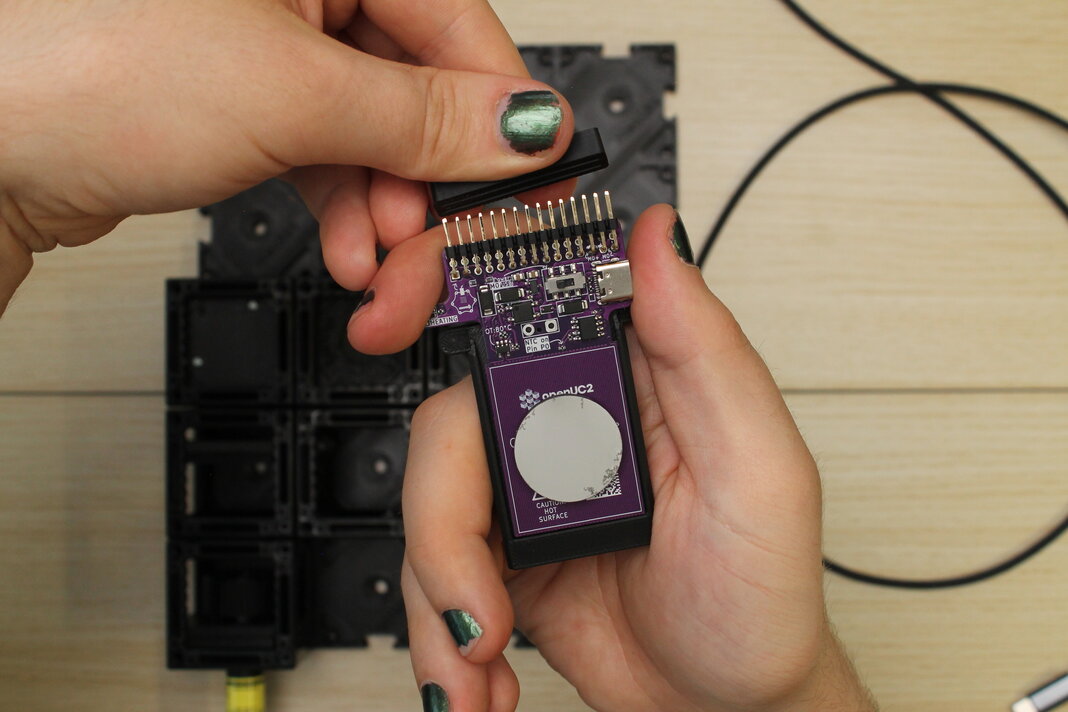 Ziehe die Schutzkappe von der Kontaktstiftleiste.