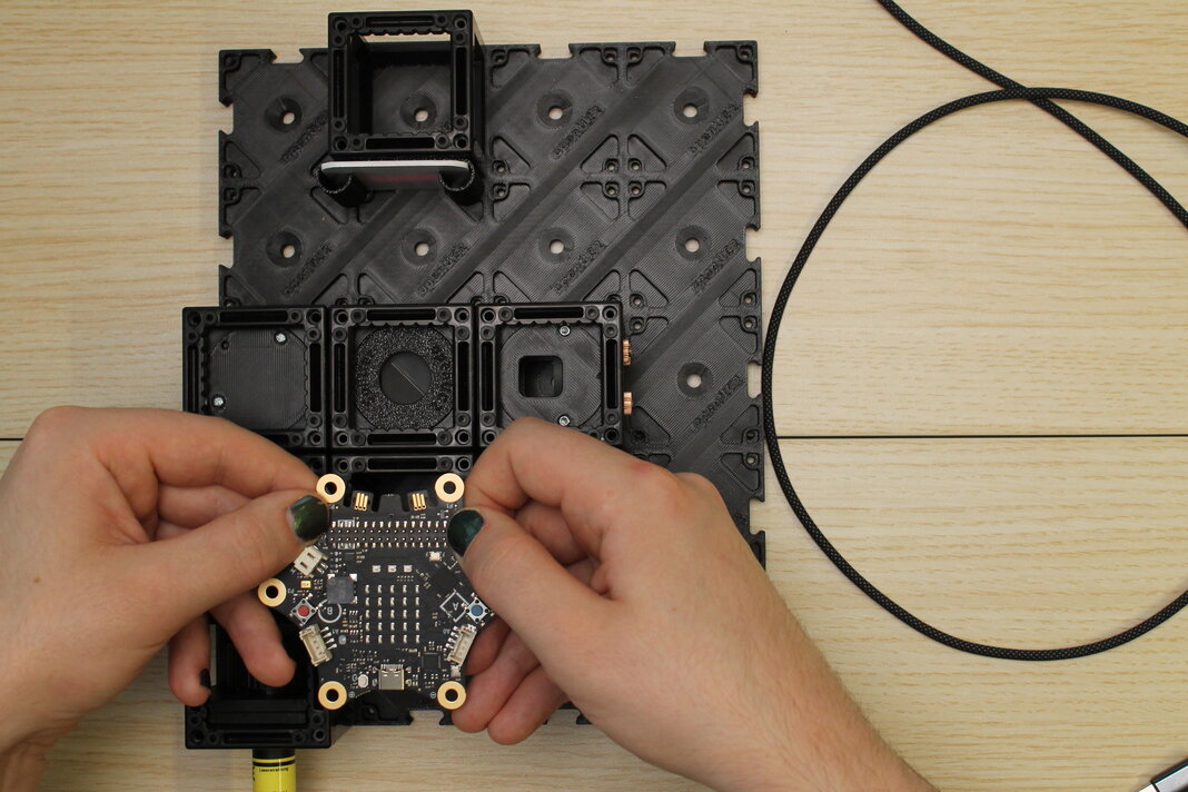 Drücke den Calliope auf die Kontaktstiftleiste.